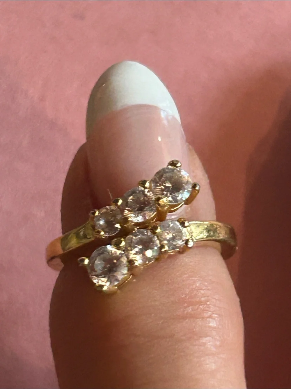 Women’s Vintage Beautiful Gold Tone Ring with 8 Clear Rhinestones. Size 7.